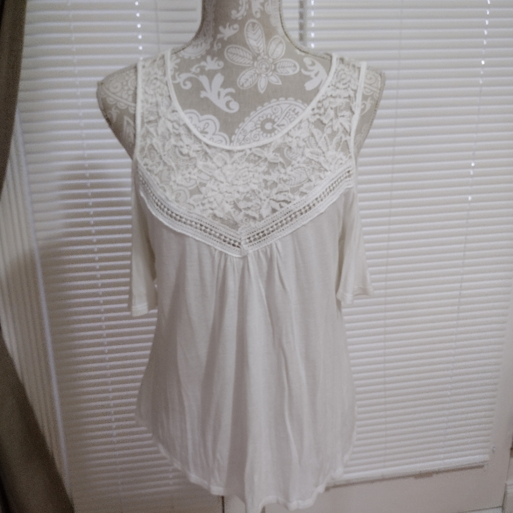 COLD SHOULDER LACE FLOWY TOP